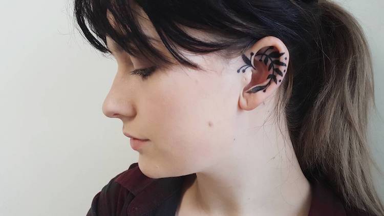 Minimalistické tetování na uchu je novým trendem, který snadno zaujme